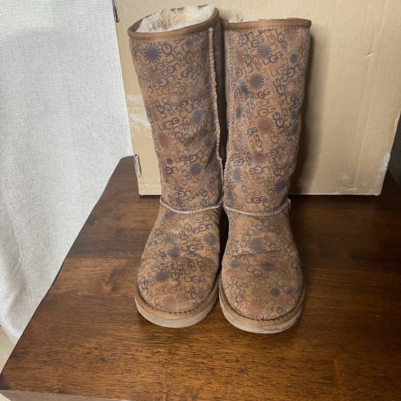 UGG boots in color Tan with UGG print Used - Picture 3 of 7